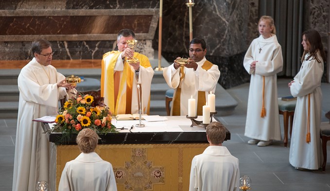 Am Altar versammelt: Pastoralraumleiter Roland Bucher, Bischofsvikar Hanspeter Wasmer und Priester Joseph Kalariparampil (von links).  (Foto Thomas Stillhart)
