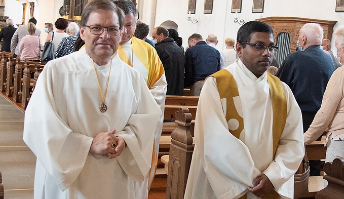 Pastoralraumleiter Roland Bucher und Priester Joseph Kalariparampil beim Auszug. In der Mitte zu erkennen Bischofsvikar Hanspeter Wasmer.  (Foto Thomas Stillhart)