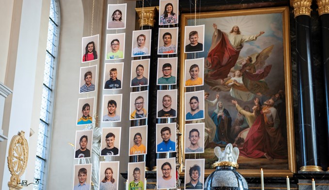 27 Erstkommunikanten sind seit dem vergangenen Wochenende «met Jesus of Kors».  (Foto René Lang)