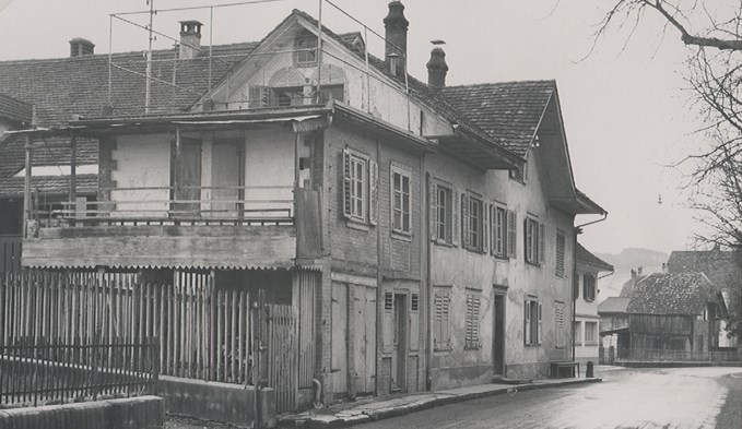 Das alte Haus «Gugger» an der Surseer Münsterstrasse wurde 1956 abgebrochen. (Foto Stadtarchiv Sursee, Fotosammlung Korporation Sursee)