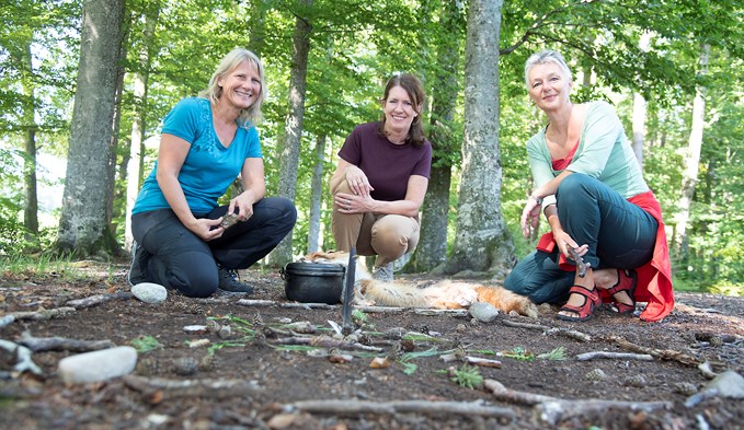 Gemeinderätin Ursula Sommerhalder (Mitte) sowie Gabriela Blum (links) und Ruth Friedli organisieren den Herbstspass im Wald in Knutwil.  (Foto Thomas Stillhart)