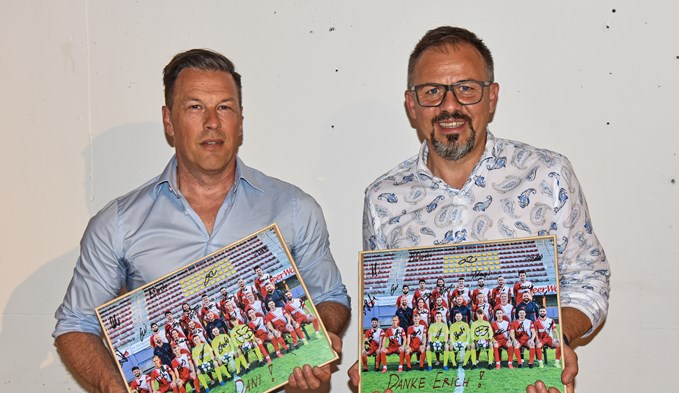 Die abtretenden Daniel Willimann und Erich Möstl erhielten je ein Abschiedsgeschenk von der 1. Mannschaft des FCS.  (Foto Sarah Amrein)