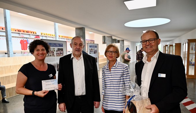 Helen Theiler, Charles Vincent, Heidi Schilliger und Philipp Calivers bei der Besichtigung des neuen Primarschulhaus Kotten. (Foto Werner Mathis)