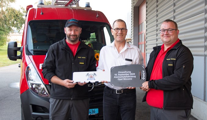 Adrian Mattli und Christian Hilfiker freuen sich mit Stefan Hodel von der Firma Vogt über das neue Atemschutzfahrzeug der »Trisa-Feuerwehr».  (Foto Thomas Stillhart)