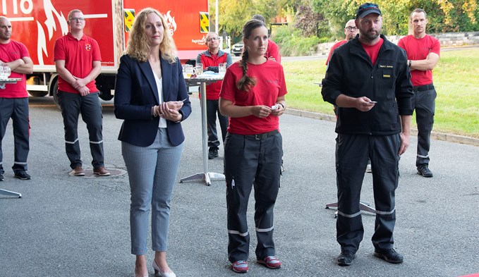 Nicole Häfliger, Rahel Gafner und Adrian Mattli sind die Paten der drei neuen Feuerwehr-Fahrzeuge.  (Foto Thomas Stillhart)