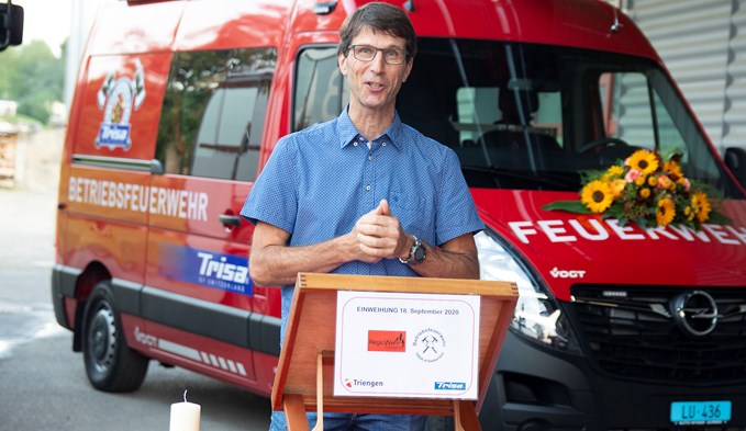 Philipp Pfenniger, Verwaltungsratspräsident der Trisa AG, freute sich über das neue Atemschutzfahrzeug (hinten) der Betriebsfeuerwehr Trisa.  (Foto Thomas Stillhart)