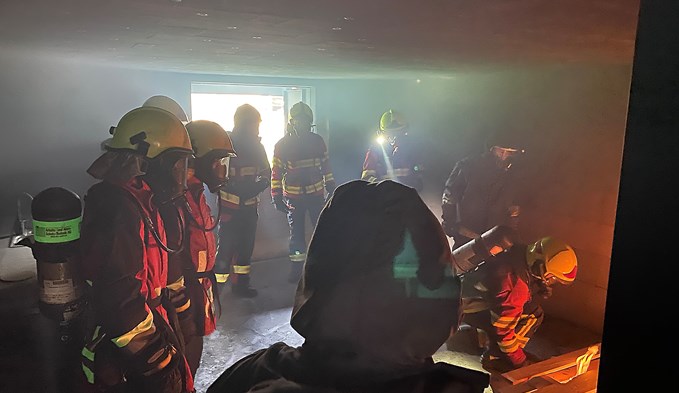 Der Atemschutz der Feuerwehr kann im neuen Brandhaus den Einsatz üben.   (Foto zvg)