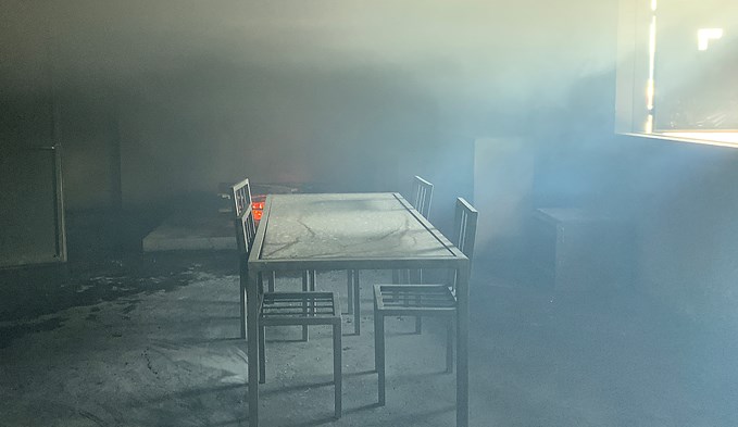 Die Stube mit Stahlmöbel im neuen Brandhaus in Sempach.  (Foto zvg)
