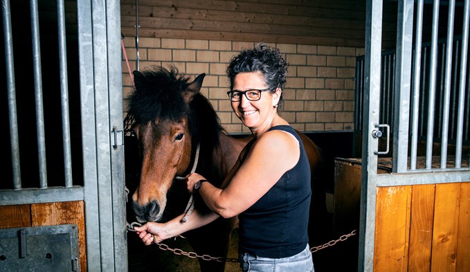 Auf dem Eyhof in Nottwil ist Anita Estermann Pferdebegleiterin.   (Foto Ueli Christoffel/SRF)