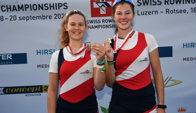 Luisa Schmidlin und Zoé Heer (von links) mit ihren Goldmedaillen für den Seeclub Sursee … (Foto zVg)