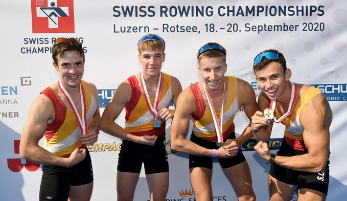 … während Elia Wagner, Raphael Egli, Kilian Brunner und David Widmer (von links) ihre Goldmedaillen aus dem Doppelvierer für den Seeclub Sempach präsentieren. (Foto zVg)