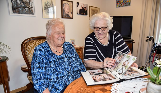 Miggi Bühler (links) und Anna Suter, Bewohnerinnen des Seeblicks in Sursee, erinnern sich 50 Jahre zurück. (Foto Livia Kurmann)
