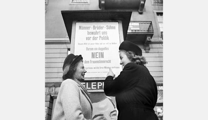 1947 schauen diese beiden Frauen auf ein Plakat mit der Botschaft «Männer - Brüder – Söhne bewahrt uns vor der Politik».   (Foto Keystone)