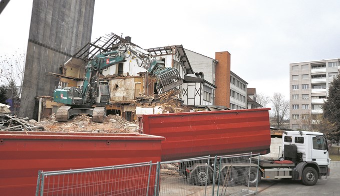 Mitte Februar 2011 wurde das Hotel Eisenbahn/Bären in Sursee abgerissen.  (Foto Daniel Zumbühl/archiv)