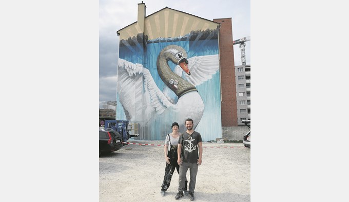 Das Künstlerduo «QueenKong» zauberte an die Fassade vor dem ehemaligen Hotel Eisenbahn/Bären 2018 ein Riesenschwan.  (Foto Fabian Zumbühl/archiv)