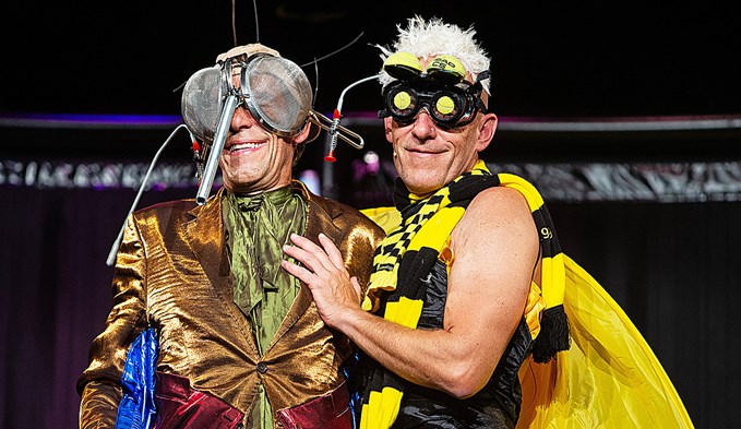 Trotz Corona treten die beiden Brüder vom Chaostheater Oropax am 25. Oktober mit ihrem Programm «Testsieger am Scheitel» auf der Surseer Stadttheaterbühne auf. (Foto zVg)