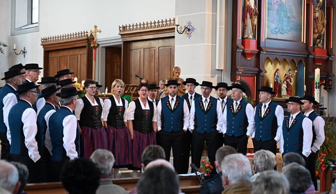Der Jodlerklub Nottwil feierte sein 75-jähriges Bestehen mit einer Trachtenweihe in der Pfarrkirche. (Foto Werner Mathis)