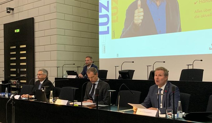 Die Luzerner Regierungsräte Guido Graf (links), Reto Wyss (Mitte) und Marcel Schwerzmann orientierten am Freitag über die erweiterte Maskentragpflicht, die ab Samstag, 17. Oktober, gilt. (Foto Livia Kurmann)