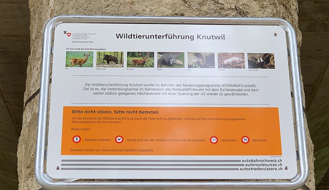 Eine Tafel «bitte nicht stören, bitte nicht betreten» informiert über ein Velo- und Reitverbot im Bereich der Wildtierunterführung.  (Foto Thomas Stillhart)
