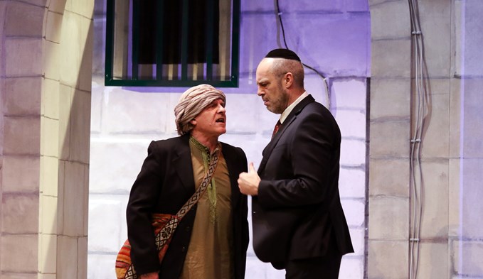 Nathan (Peter Kremer) mit einem Derwisch (Georg Luibl). (Foto Marina Maisel, a.gon Theater München)