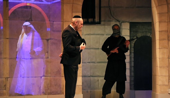 Nathan im Haus von Sultan Saladin beäugt von einem bewaffneten Wächter.  (Foto Marina Maisel, a.gon Theater München)