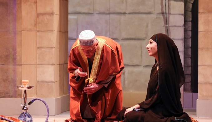 Sultan Saladin Michel Guillaume) mit seiner Schwester Sittah (Heike Ternes).  (Foto Marina Maisel, a.gon Theater München)