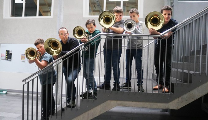 Die Horn Section der Jugendmusik Surental mit ihren Registerleitern.  (Foto Eugen Kunz)