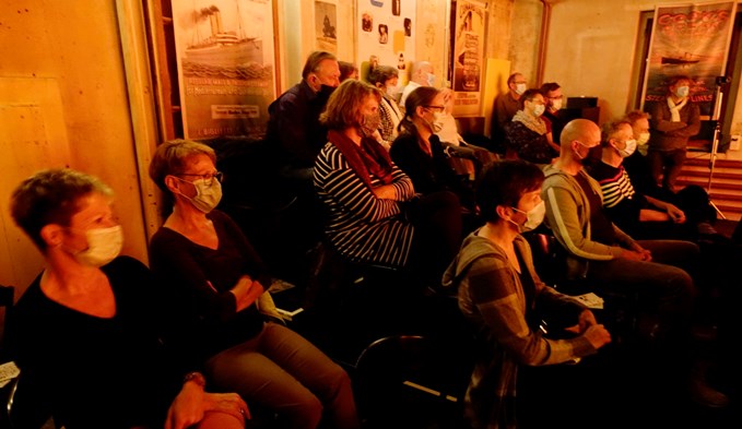 Kultur unter der Maske: Das Publikum an der vorerst letzten Veranstaltung in der Kleinbühne Neuenkirch. (Foto Monika Bürkli)