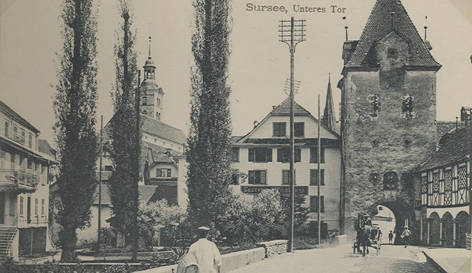 Untertor mit Gasthaus Wilder Mann auf einer Postkarte von 1920.  (Foto Stadtarchiv)