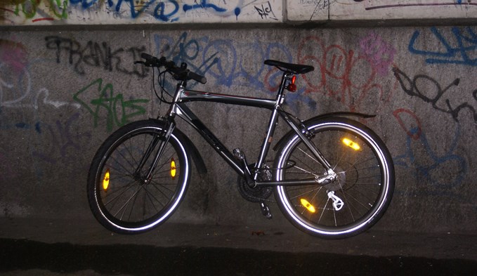 Fahrradreflektoren tragen zur Unfallverhütung bei Nacht bei. (Foto Christian Mahler/pixelio)