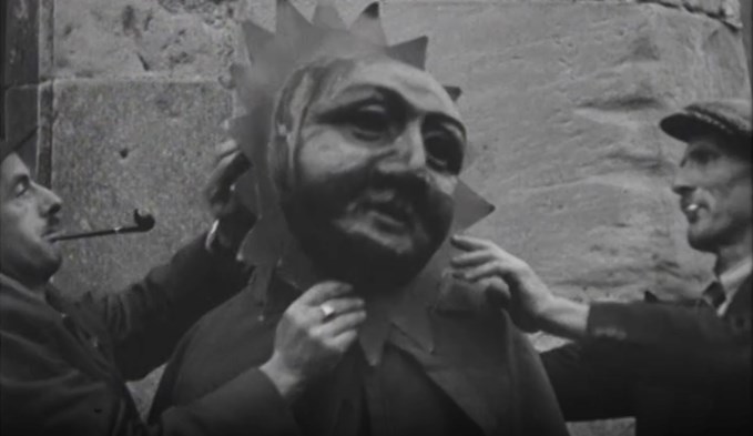 Beim Mann mit der Tabakspfeife, der den Schläger einkleiden und ihm die Sonnenmaske aufsetzen hilft, handelt es sich um Eugen Staffelbach. (Screenshot aus der Schweizer Filmwochenschau vom 29. November 1940, Filmbestand Schweizer Filmwochenschau (1940–1975))
