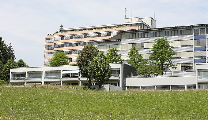 Die Tage des regionalen Pflegeheims Seeblick (vorne) auf dem Areal des Luzerner Kantonsspitals Sursee (hinten) sind gezählt. (Foto Ana Birchler-Cruz/Archiv)