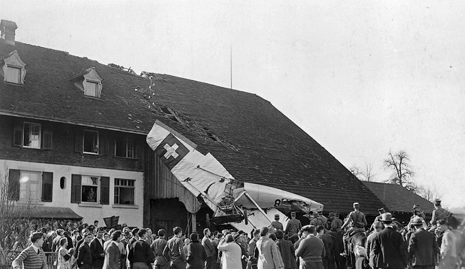 Kurz nach dem Flugzeugabsturz mussten die in Sursee stationierten Soldaten die zahlreichen Schaulustigen fern halten vom Unglücksort beim Mühlehof.  (Foto H. Friebel, Sursee/Archiv)