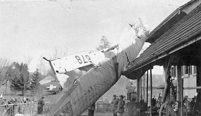 Das Flugzeug war auf der Nordseite auf das Dach des Mühlehofs abgestürzt.  (Foto H. Friebel, Sursee/Archiv)