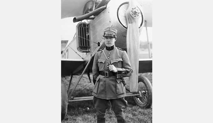 Leutnant Willy O. Suhner vor einem Militärflugzeug in einer Aufnahme 1927 (Foto H. Friebel, Sursee/Archiv)