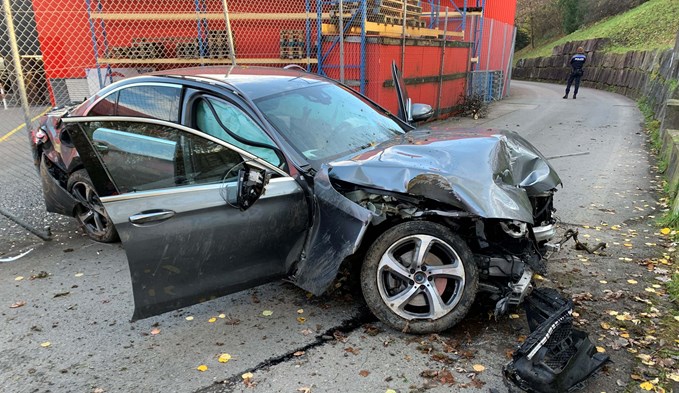 Das schwer beschädigte Fahrzeug nach dem Selbstunfall in der Tribschen in Luzern. (Foto Luzerner Polizei)