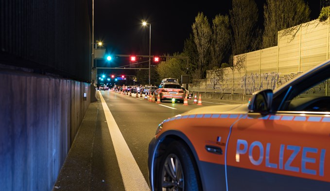 Die Sperrung nach dem Unfall auf der A2 führt zu einem Rückstau. (Symboldbild Luzerner Polizei)