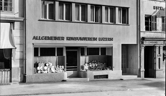 Am Rathausplatz 5 in Sursee war 1936 noch der «Konsum» zuhause. Heute ist hier der «Kochtopf». (Foto Stadtarchiv Sursee/Bestand Friebel)