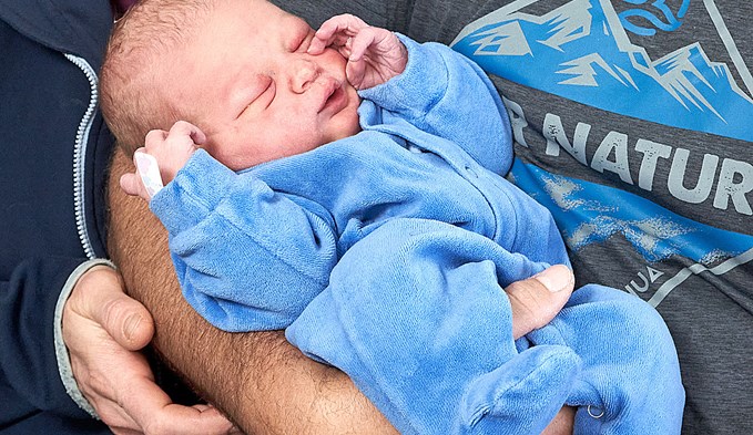 Der kleine Laurin Jan ist das 1000. Baby, das dieses Jahr im Luzerner Kantonsspital Sursee geboren wurde.                                (Foto ZVG)