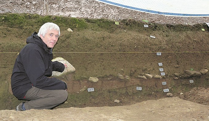 Ebbe Nielsen arbeitete oft in der Region: 2013 weist im Querschnitt auf das bronzezeitliche Strassentrassee im Hofstetterfeld hin, wo zwei Jahre später Überreste einer keltischen Adligen gefunden wurde. (Foto archiv/suwo)