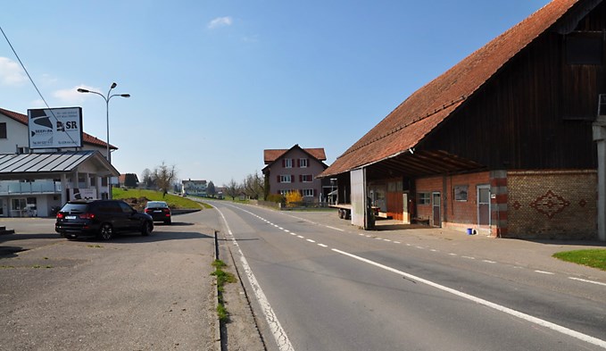 In Eggerschwil ist es derzeit auf der Kantonsstrasse eng.  (Foto zvg)