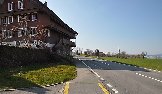 Dieses Haus links in Eggerschwil soll verschoben werden, um Platz für den Bau eines Velowegs zu erhalten.  (Foto zvg)
