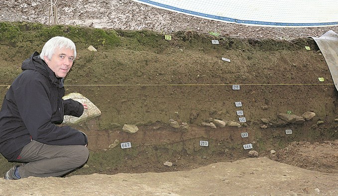 Ebbe Nielsen arbeitete oft in der Region: 2013 weist er im Querschnitt auf das bronzezeitliche Strassentrassee im Hofstetterfeld hin, wo zwei Jahre später Überreste einer keltischen Adligen gefunden wurden. (Foto archiv/suwo)