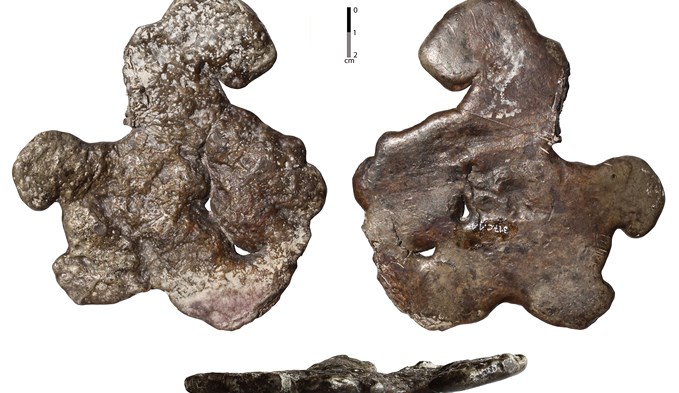 Ein wissenschaftliches Bild eines Zinnbarrens mit Vorderseite, Rückseite und Schnitt. Solche Zinnbarren wurden im Zellmoos gefunden.  (Foto zvg)