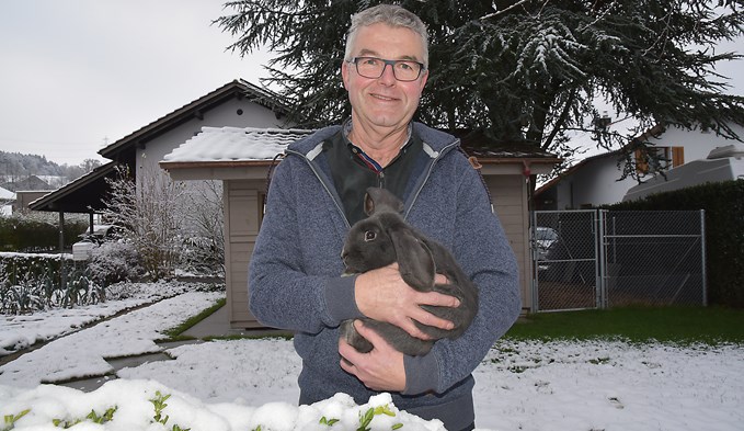Urs Lötscher widmet nach seiner Pensionierung noch mehr Zeit seinen Kaninchen.  (Foto Thomas Stillhart)
