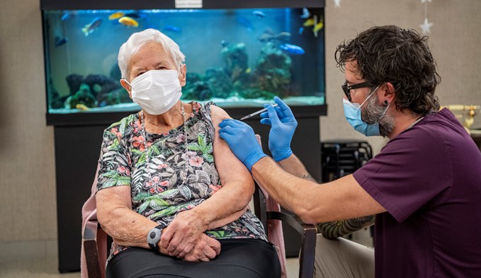 Eine über 90-Jährige hat in einer Luzerner Pflegeinstitution die erste Impfdosis im Kanton gegen Covid-19 verabreicht bekommen. (Foto Keystone/Urs Flüeler)