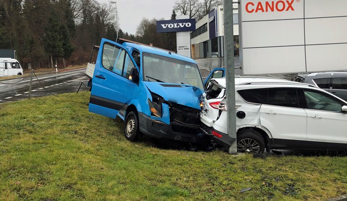 Der Lieferwagen geriet auf Höhe der Stierli Automobile AG in St. Erhard von der Fahrbahn ab. (Foto Luzerner Polizei)