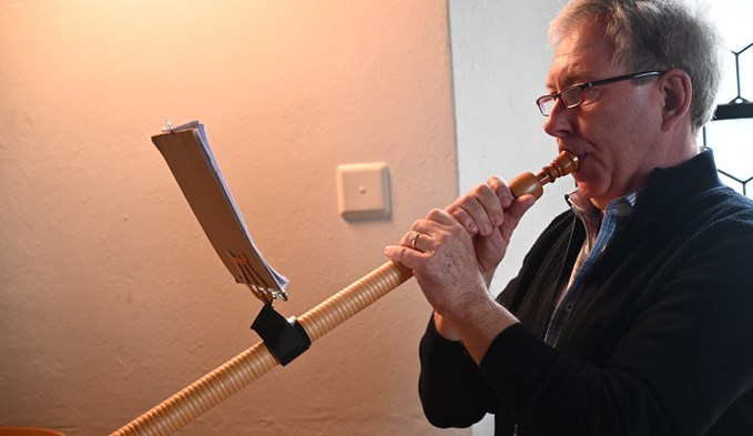 Franz Bieri und Klaus Albisser umrahmten die Feier musikalisch mit dem Alphorn. (Foto Werner Mathis)