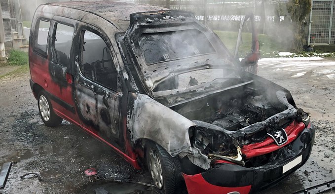 Das ausgebrannte Auto. (Foto Luzerner Polizei)