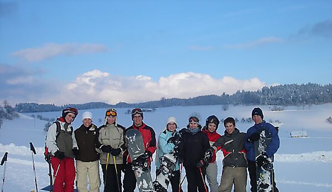 Rund 120 Skifahrer und Snowboarder nahmen am Super-G 2005 teil. Franz Wyss präparierte mit einem richtigen Pistenfahrzeug die 1,5 km lange Piste. (Foto zvg)